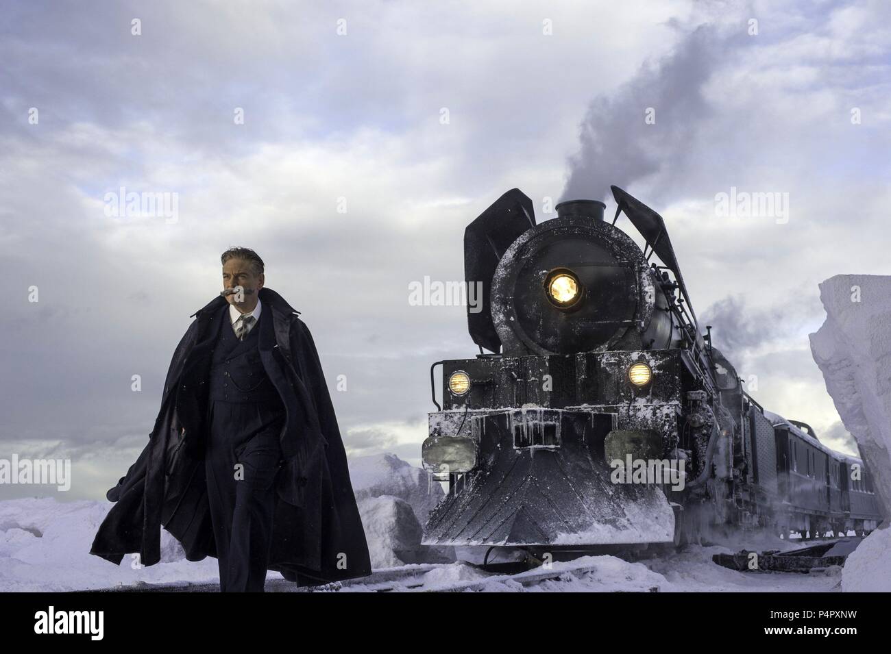 Titre original : LE MEURTRE DE L'ORIENT EXPRESS. Titre en anglais : LE MEURTRE DE L'ORIENT EXPRESS. Film Réalisateur : Kenneth Branagh. Année : 2017. Stars : Kenneth Branagh. Crédit : 20TH CENTURY FOX / Album Banque D'Images