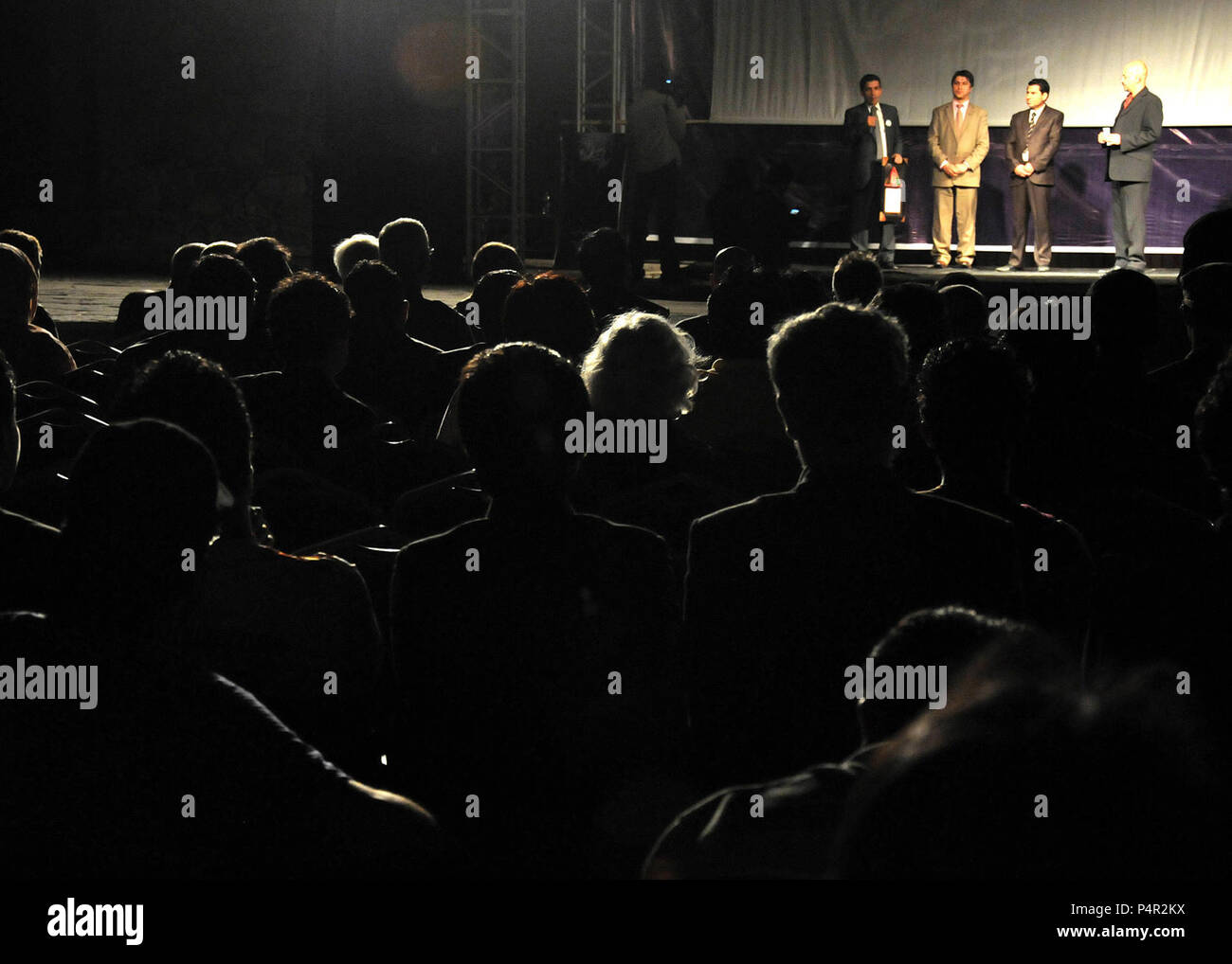 Kaboul -- (21 mai 2012) Des centaines d'Afghans assister à la police du 1er Film Festival tenu à l'Babur Gardens, 21 mai. La semaine du festival a été conçu pour ouvrir un dialogue culturel entre l'ANP et de la communauté afghane qui aideront à améliorer la communication et l'aide à l'élaboration de nouveaux, des perceptions positives de la police afghane. La Marine américaine Banque D'Images