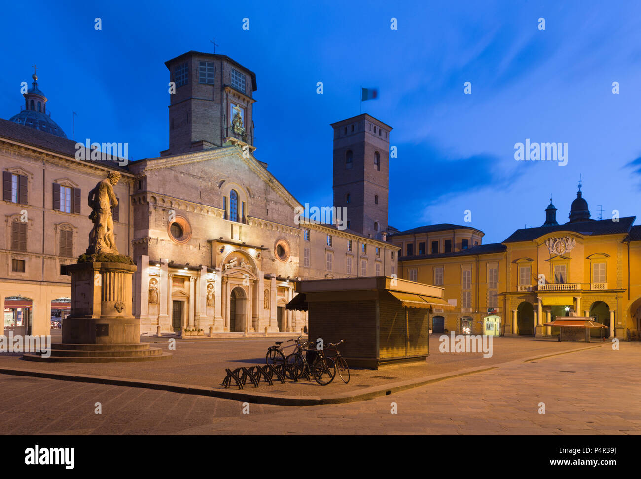 Reggio Emilia - La place Piazza del Duomo au crépuscule. Banque D'Images
