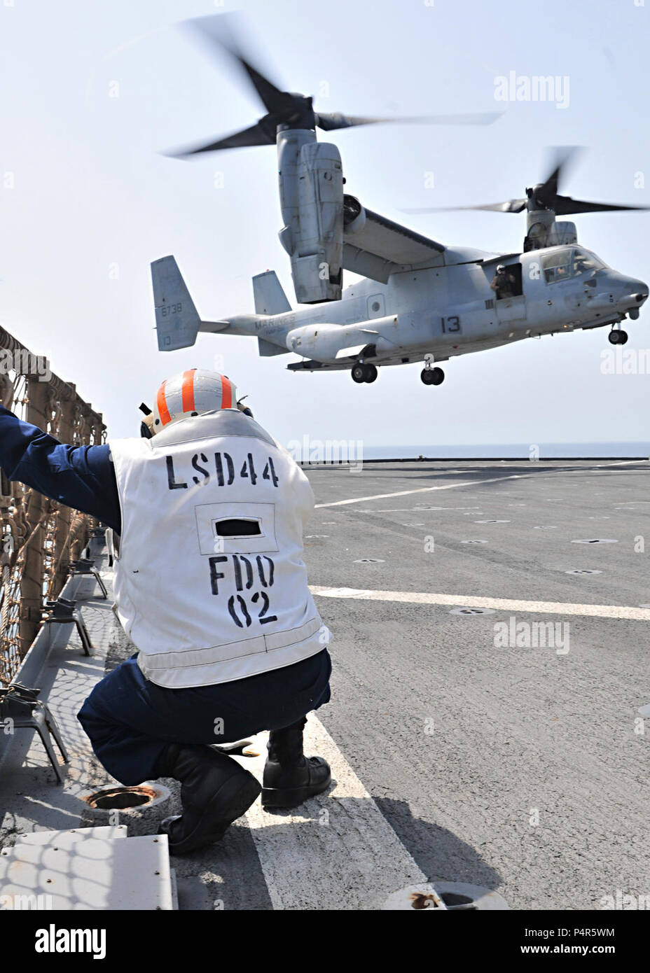 Golfe d'ADEN (sept. 19, 2012) Une MV-22B Osprey affecté à rotors basculants moyen maritime (VMM) de l'Escadron 261 (renforcée) décollera depuis la cabine de pilotage du navire de débarquement quai amphibie USS Gunston Hall (LSD 44). Gunston Hall et de l'entrepris 24e Marine Expeditionary Unit (24e MEU) font partie de l'Iwo Jima groupe amphibie, déployés à l'appui d'opérations de sécurité maritime et les efforts de coopération en matière de sécurité dans le théâtre dans la 5e Flotte des États-Unis zone de responsabilité. Banque D'Images