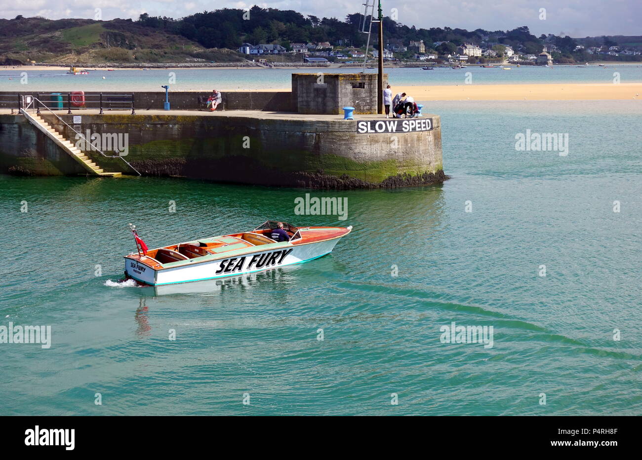 Padstow, Cornwall, le 11 avril 2018 : vedette "colère" près de la jetée à Padstow Harbour en eau calme sur une journée ensoleillée Banque D'Images