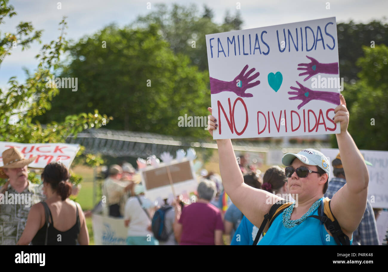 Une femme est titulaire d'un signe pendant un rassemblement à l'extérieur d'un centre de détention fédéral dans la région de Sheridan, de l'Oregon, pour protester contre la politique d'immigration du gouvernement américain. Banque D'Images