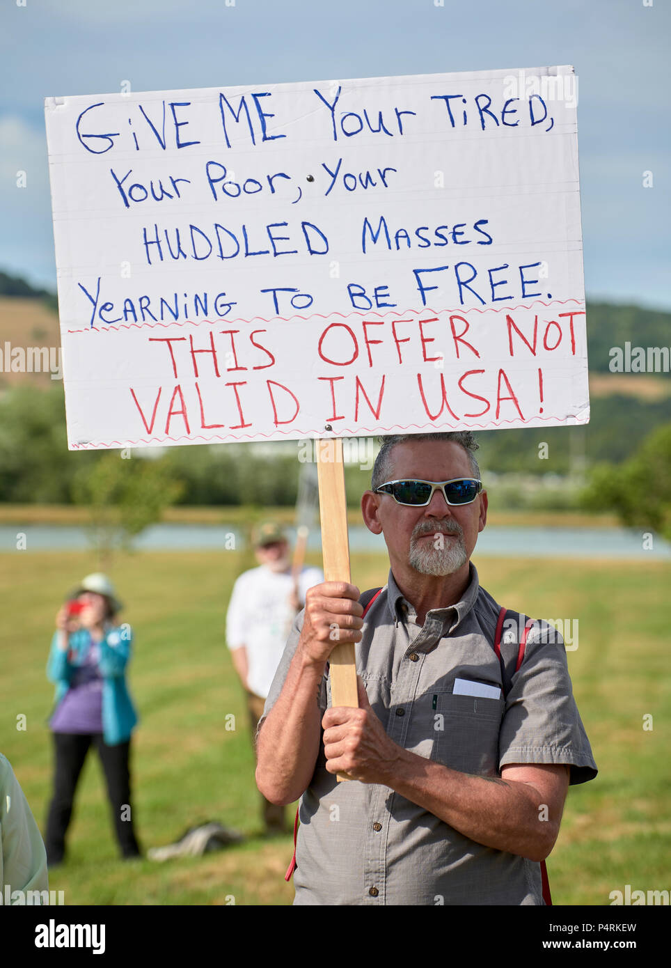 Un homme est titulaire d'un signe pendant un rassemblement à l'extérieur d'un centre de détention fédéral dans la région de Sheridan, de l'Oregon, pour protester contre la politique d'immigration du gouvernement américain. Banque D'Images