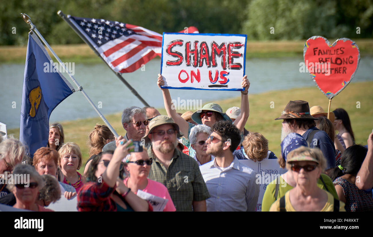 Les gens participent à un rassemblement à l'extérieur d'un centre de détention fédéral dans la région de Sheridan, Oregon. Les participants ont protesté contre la politique de l'administration d'atout du SEPA Banque D'Images