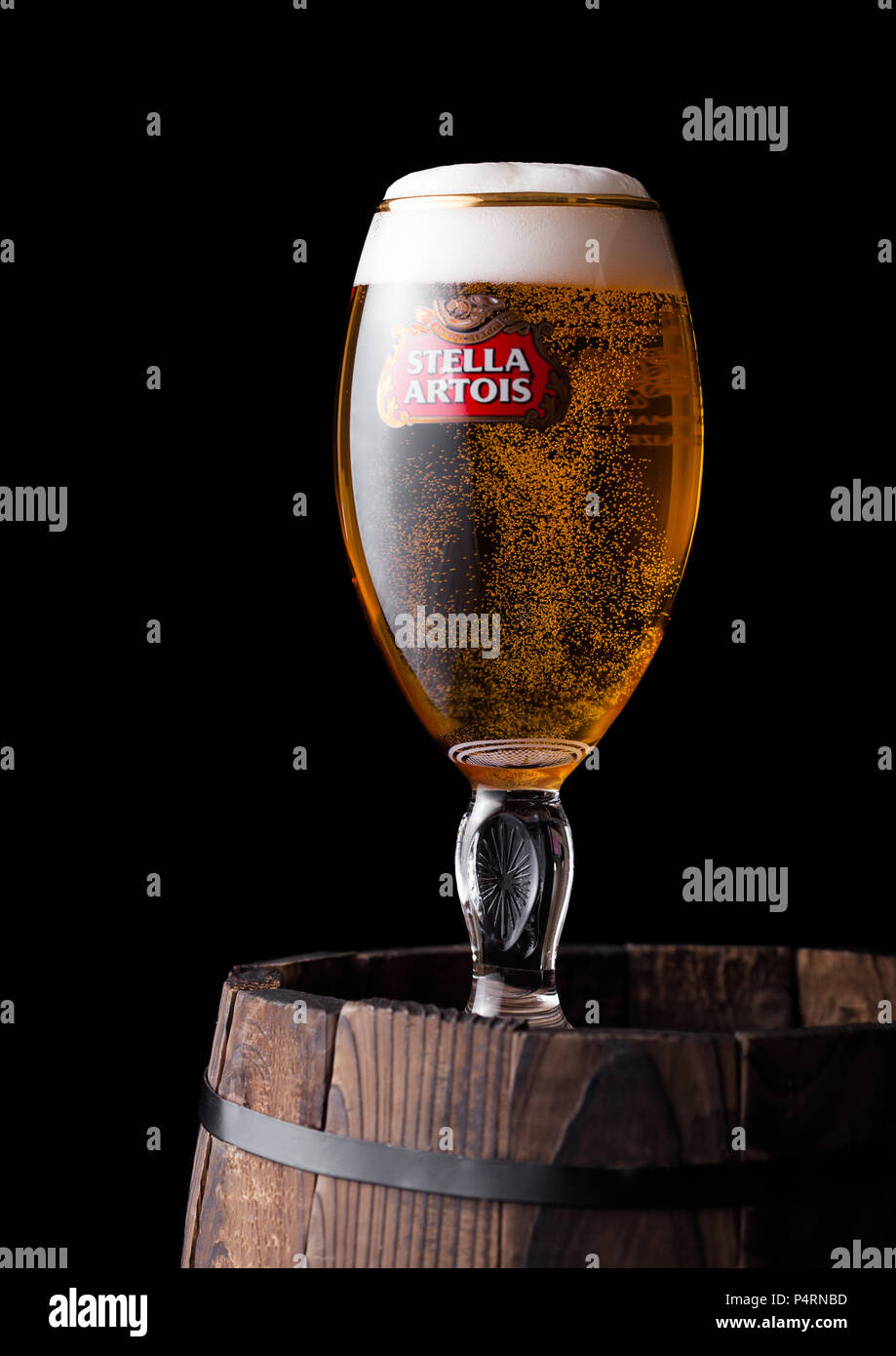 Londres, Royaume-Uni - 06 juin, 2018 : verre de bière Stella Artois sur de  vieux tonneau en bois sur fond noir Photo Stock - Alamy