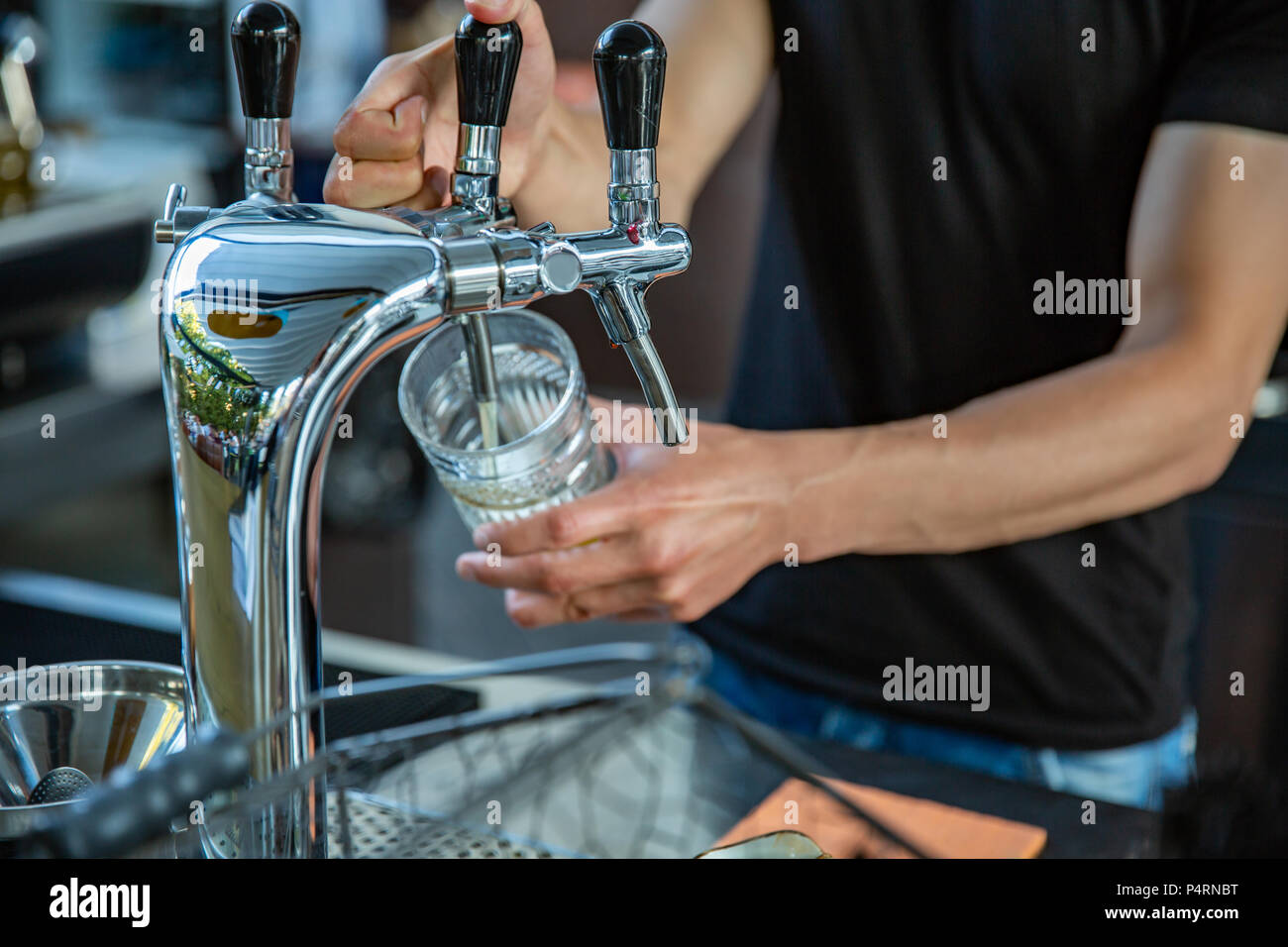 La bière au barman de servir un projet de bière blonde Banque D'Images