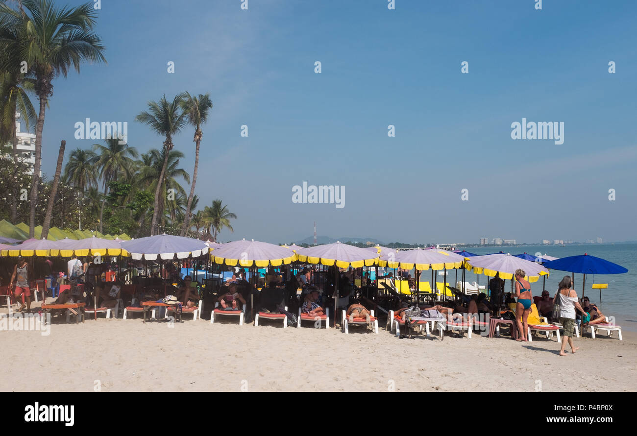 Les touristes à vous détendre sous les parasols sur la plage, Prachuap Khiri Khan Province, Hua Hin, Thaïlande, Asie. Banque D'Images