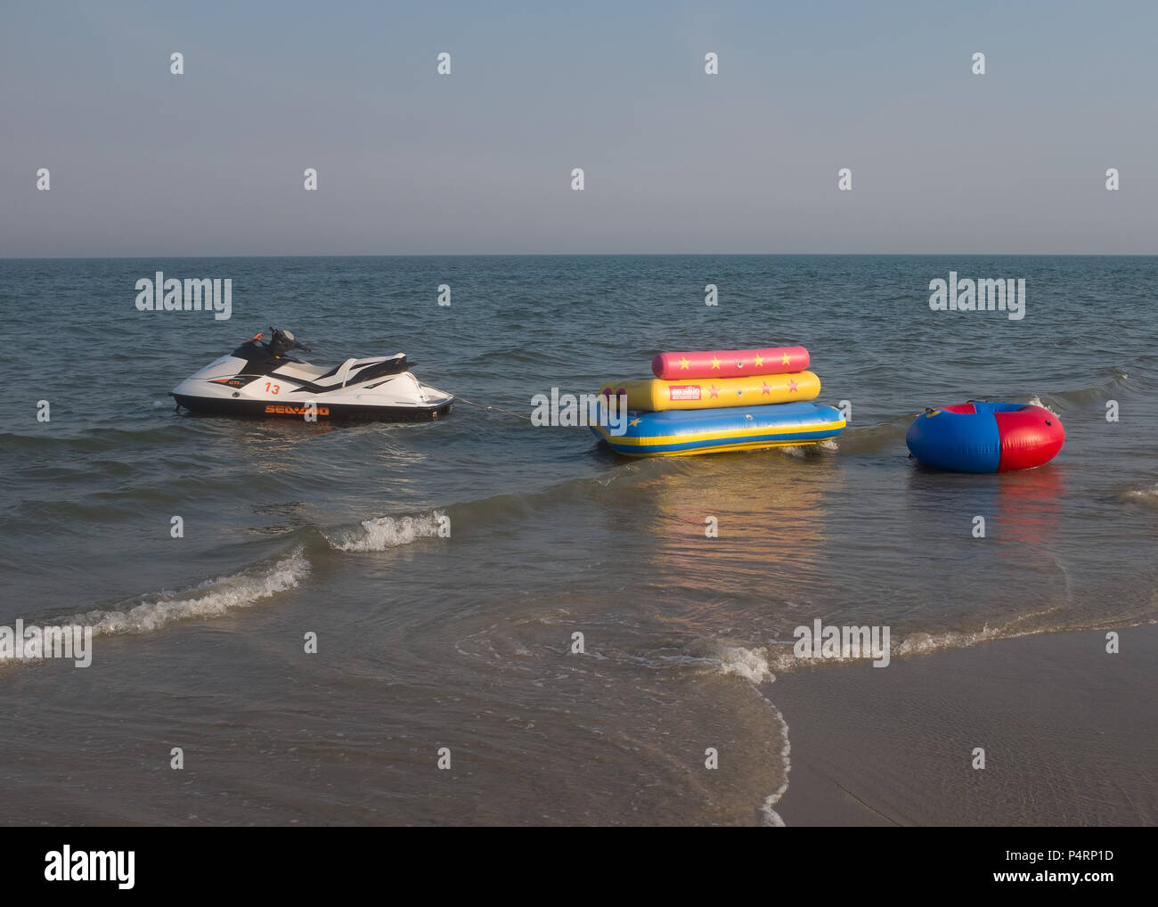 Hors-bord et inflatables flottant dans la mer, la Province de Prachuap Khiri Khan, Hua Hin, Thaïlande, Asie. Banque D'Images
