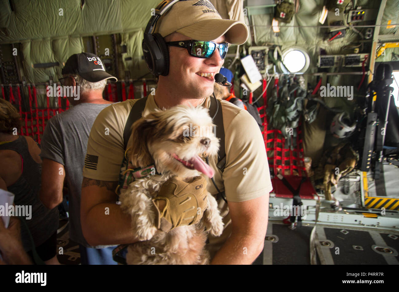 Le capitaine William Hall, HC-130 pilote avec le 102e Escadron de sauvetage permet d'apporter un service d'évacués à bord d'un chien de tête HC 130 à San Juan, Porto Rico. La Garde nationale aérienne de New York's 106e Escadre de sauvetage, la mise en scène hors de San Juan, Puerto Rico avec la 156e escadre aérienne de sauvetage offrent du soutien aux personnes dans le besoin sur Saint-Martin. Le 106e a présenté deux HC-130 King, trois hélicoptères HH-60 Pave Hawk, trois bateaux zodiac et 124 aviateurs nécessaires pour exécuter la mission. Banque D'Images