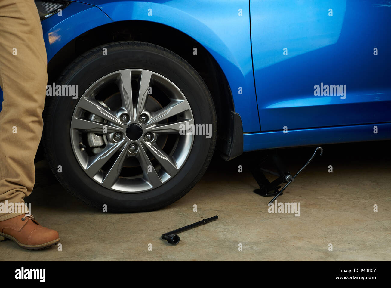 Outils pour soulever vers le haut pour changer de voiture roue endommagée  Photo Stock - Alamy