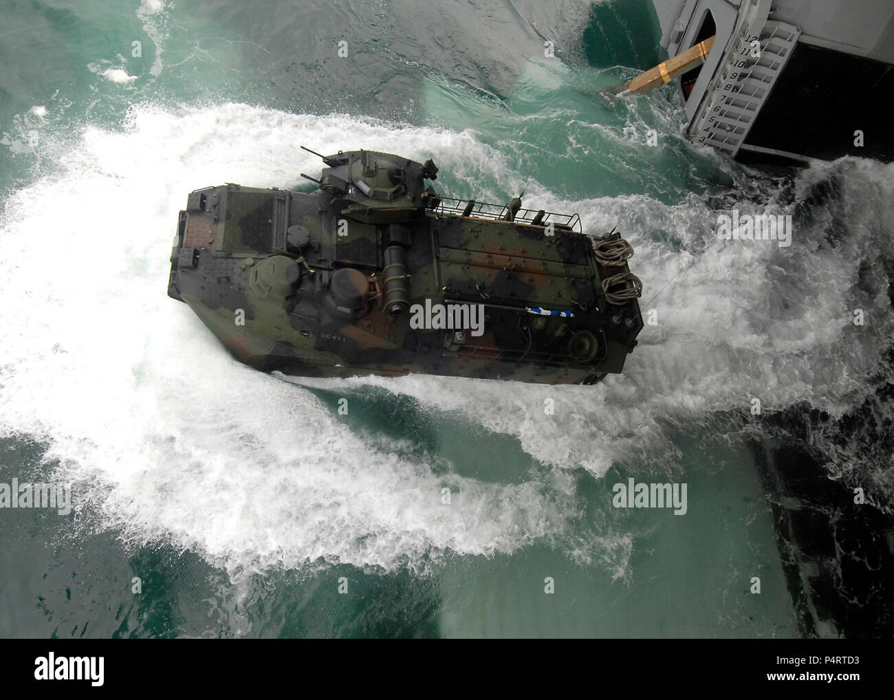 Corps des Marines des États-Unis un véhicule d'assaut amphibie de la lance et pont du navire d'assaut amphibie USS Boxer (DG 4) dans l'océan Pacifique le 7 juillet 2010. Les véhicules d'assaut amphibie de Camp Pendleton, en Californie, ont été amenés à bord pour des exercices de certification de pont bien que le navire effectue des opérations au large de la côte de Californie du sud. DoD Banque D'Images