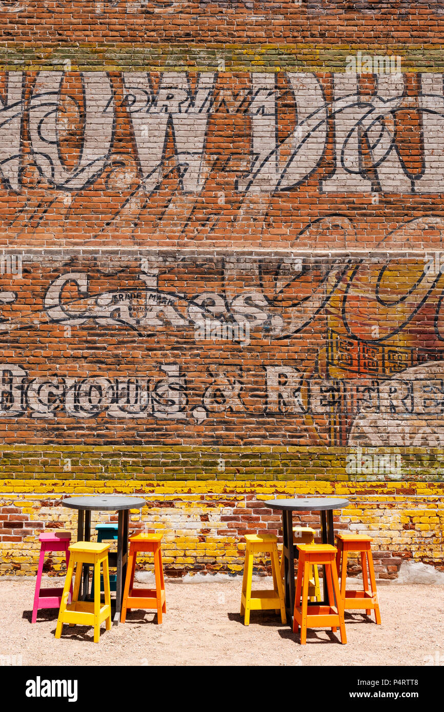 Sièges colorés & peinture murale sur le côté de la remise à bateaux Cantina Restaurant, centre-ville historique, petite ville de montagne de Salida, Colorado, USA Banque D'Images