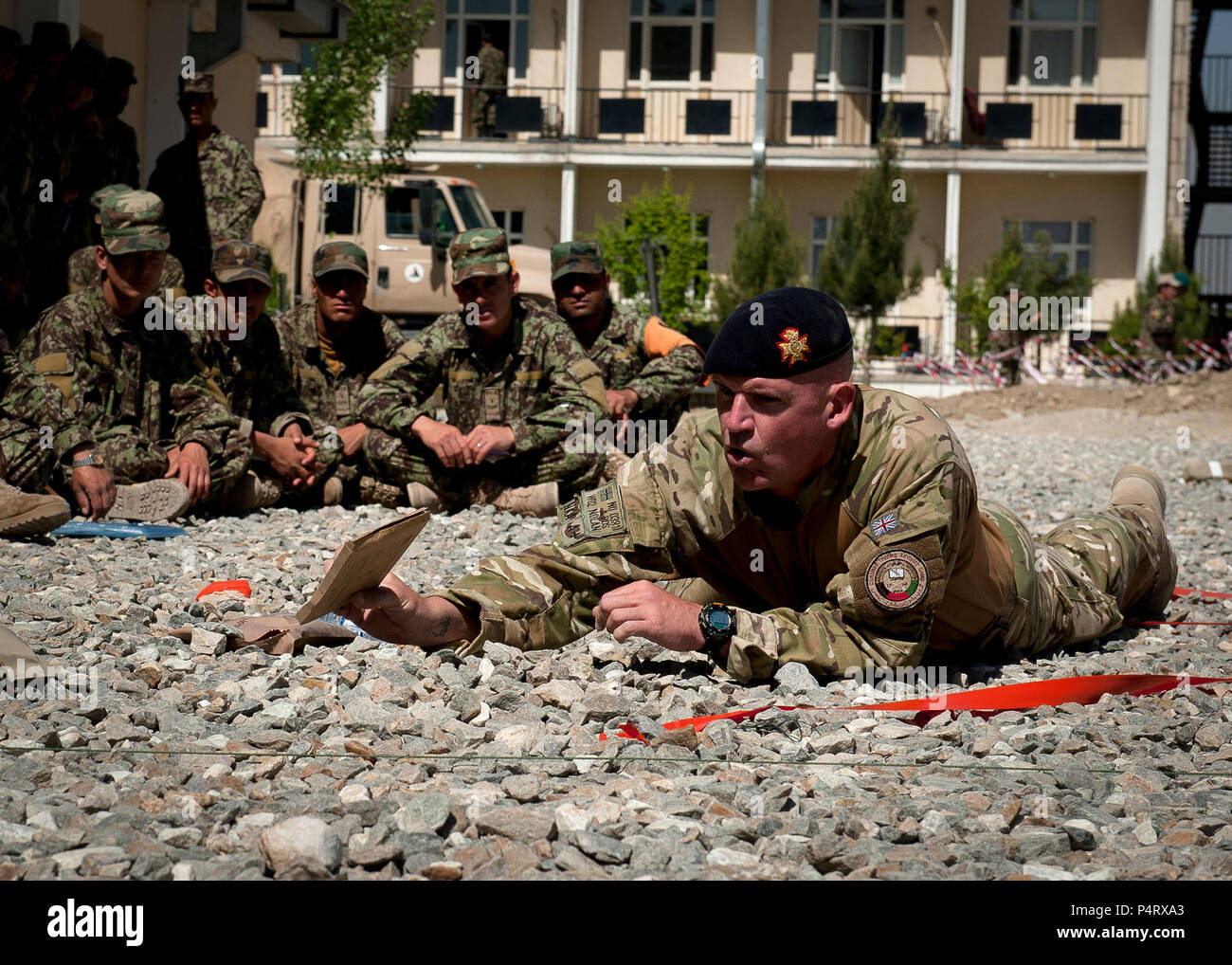 Kaboul - La société Sgt. Le major Anthony Nolan de la direction de l'équipe de formation au Royaume-Uni, la formation de l'OTAN Mission-Afghanistan enseigne les techniques de déminage pour sa classe d'élèves-officiers de l'Armée nationale afghane à l'École des aspirants-officiers, Centre de formation militaire de Kaboul, le 1 mai. Les candidats sont l'officier dans le 17e semaine de l'École des aspirants-officiers et le plan d'obtenir leur diplôme à la fin de mai. Banque D'Images