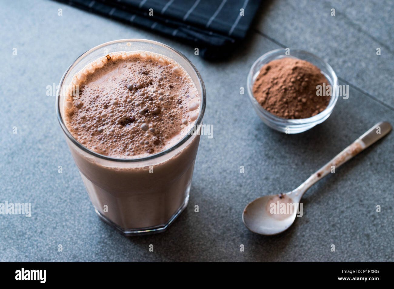 Smoothie Protéinées chocolat avec la poudre de protéine de lactalbumine.  Boisson pour sportifs Photo Stock - Alamy