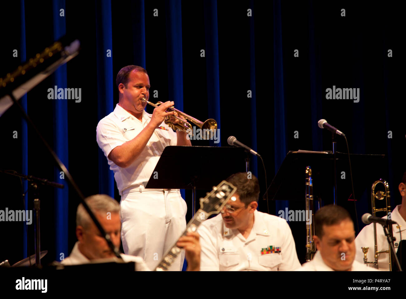 WASHINGTON, DC (6 septembre 2011) MU1 Timothy D. Stanley prend un solo avec The Commodores pendant un concert au Kennedy Center.Le concert est une partie de la série de concerts Stade du millénaire au Kennedy Center. Banque D'Images