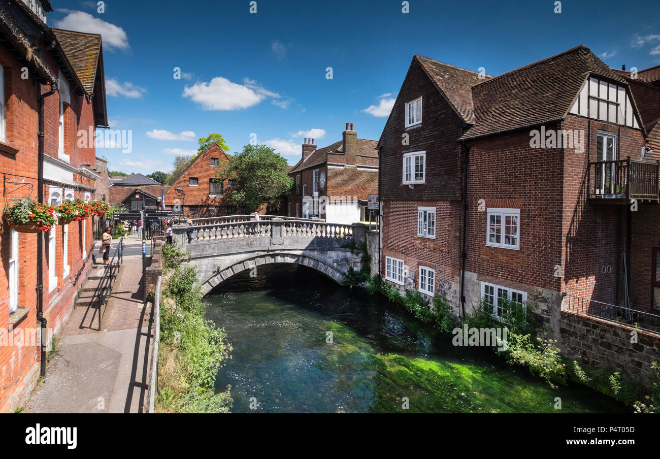 La ville de Winchester, pont au-dessus de la rivière avec l'Itchen Winchester Moulin dans l'arrière-plan Banque D'Images