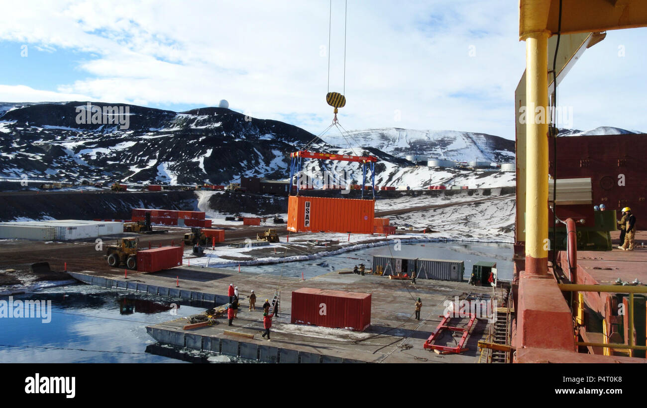 Gare, l'Antarctique (fév. 23, 2012) de marins de la Marine canadienne La manutention du fret 1 et 10 bataillons de transporter du fret dans le cadre de la mission de ravitaillement à la station McMurdo, en Antarctique, pour appuyer l'opération Deep Freeze. La National Science Fondation s'appuie sur la marine de manutentionnaires de fret du Groupe de soutien logistique expéditionnaire de la marine pour assurer la livraison sécuritaire de au maintien de la vie pour ses chercheurs et les résidents à la station McMurdo. Banque D'Images