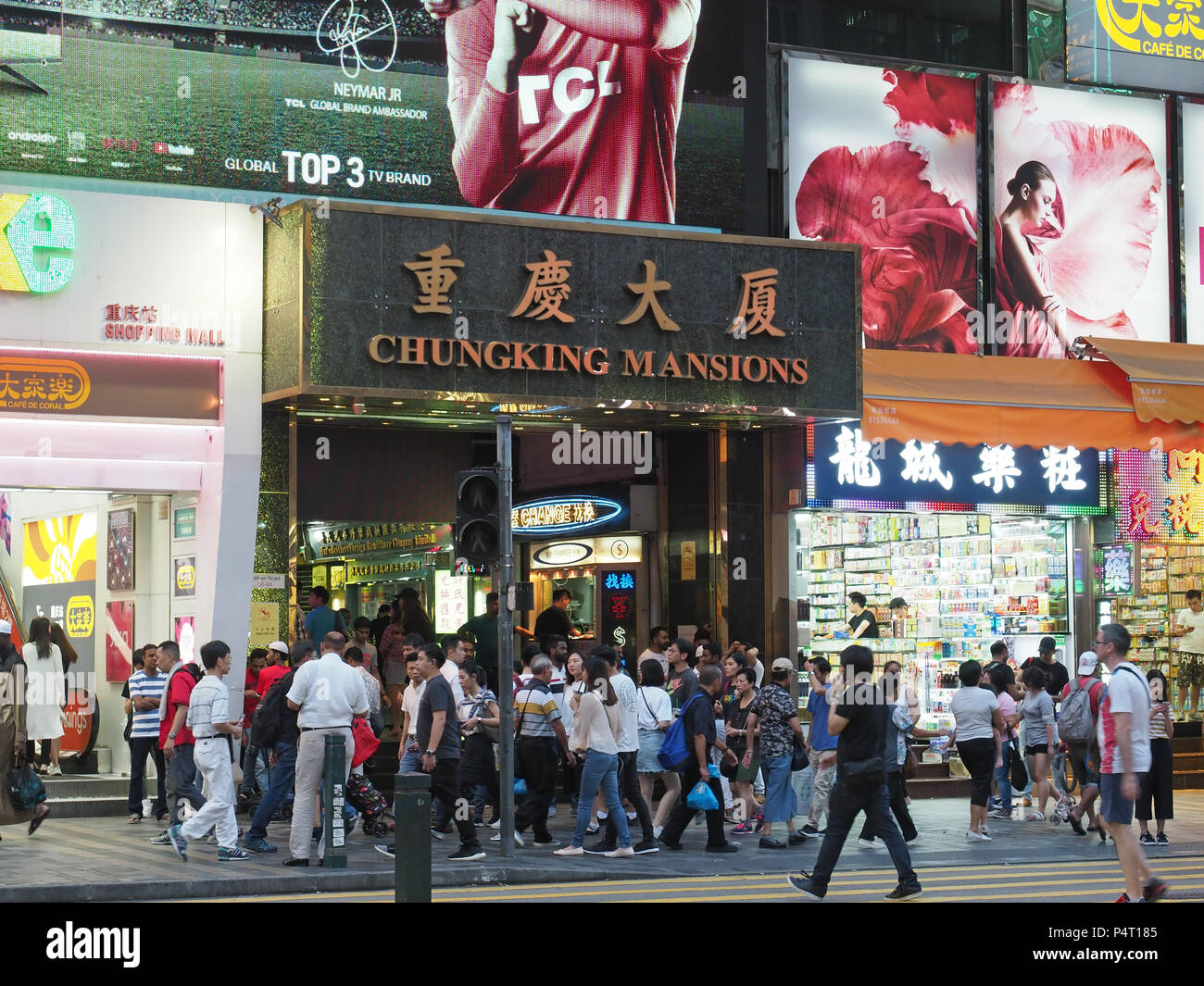 Vue de l'entrée occupée à Chungking Mansions dans Nathan Road Hong Kong at night Banque D'Images