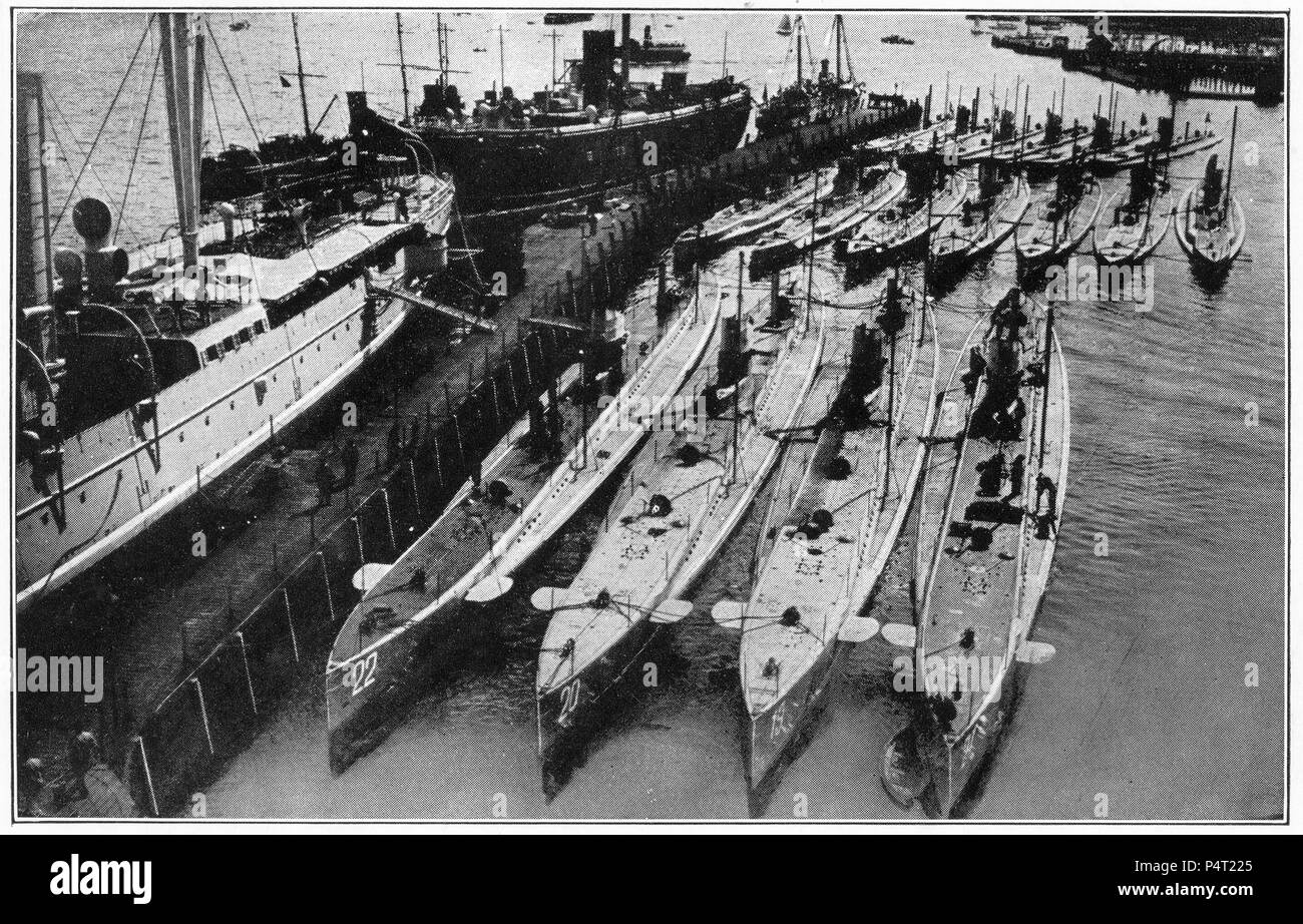 Des demi-teintes d'une flotte de sous-marins allemands au début de la Première Guerre mondiale. Banque D'Images