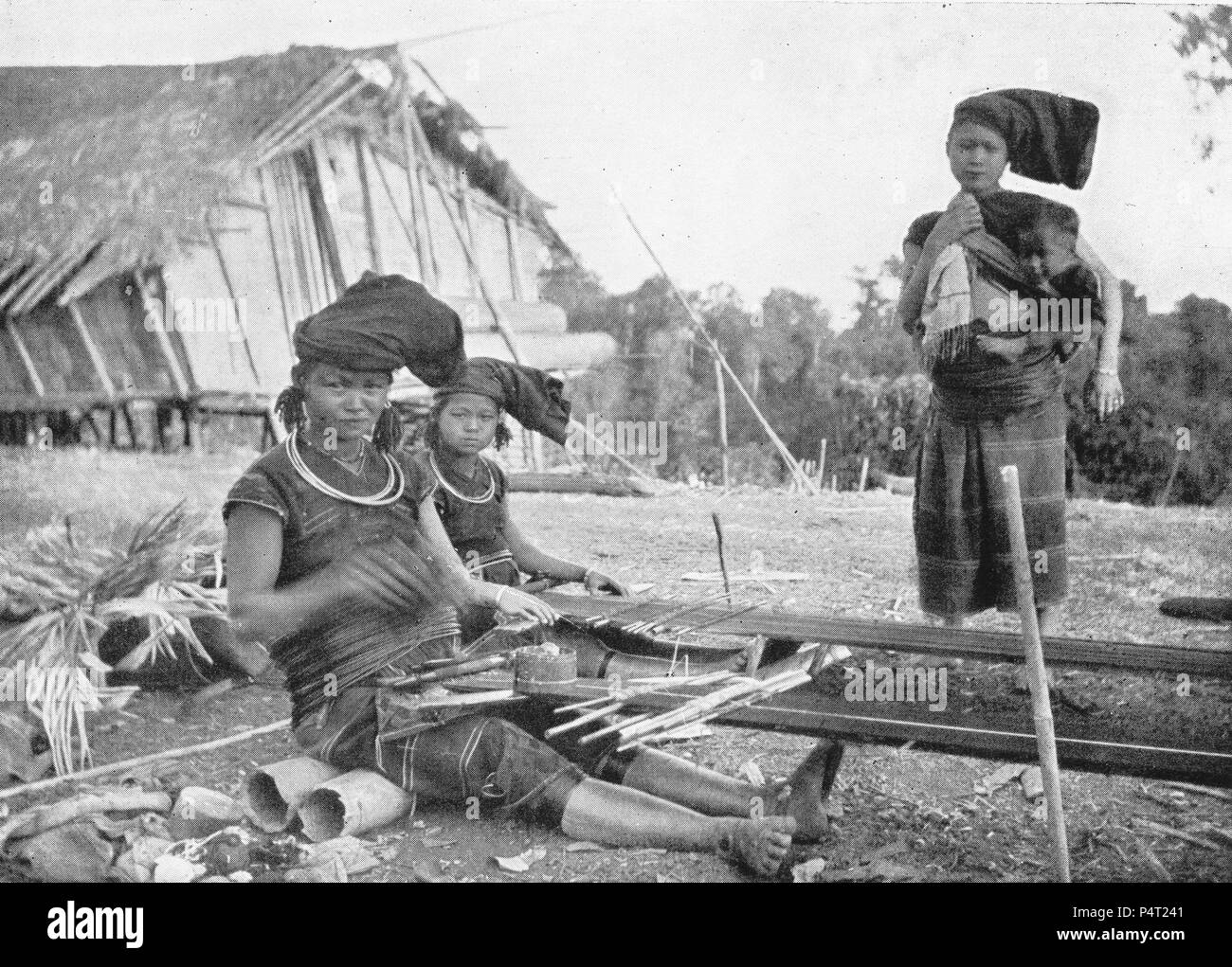 De demi-teinte femmes Kachin en Birmanie pour tisser leurs vêtements, vers 1890. De Judson le héros de Birmanie, 1923 Banque D'Images