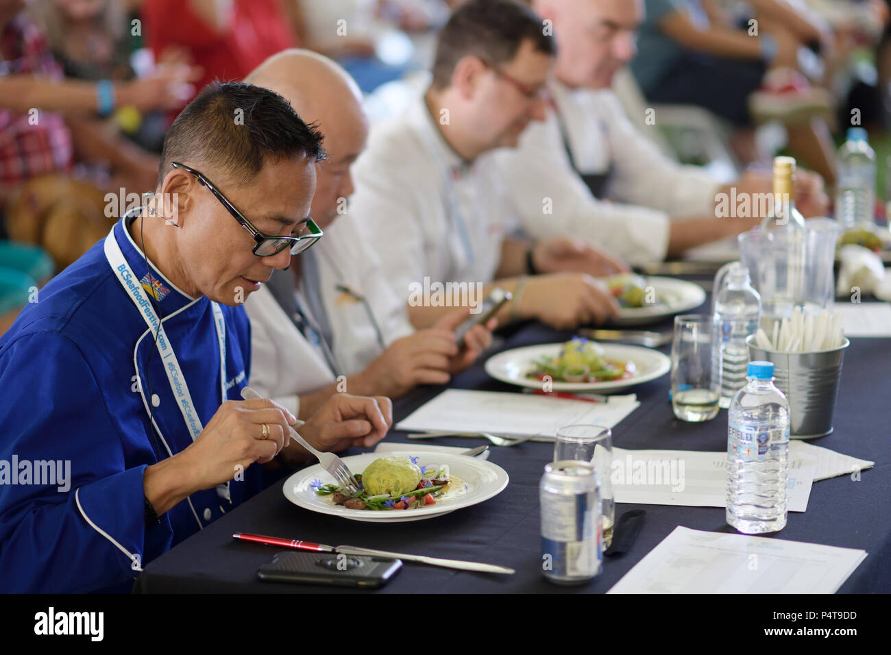 Les juges de la concurrence du chef de l'évaluation d'un repas gastronomique au Festival des fruits de mer de la C.-B. 2018 Défi Chef de la vallée de la Comox, Colombie-Britannique, Canada Banque D'Images