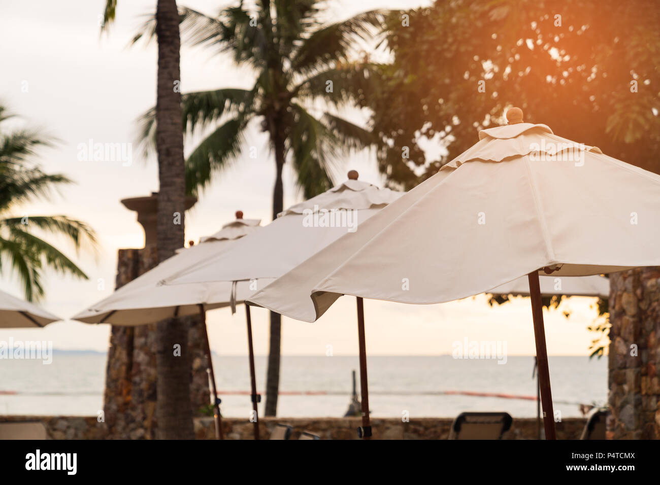 Lagre des parasols sur la plage de Sunset, locations de vacances resort concepts. Banque D'Images