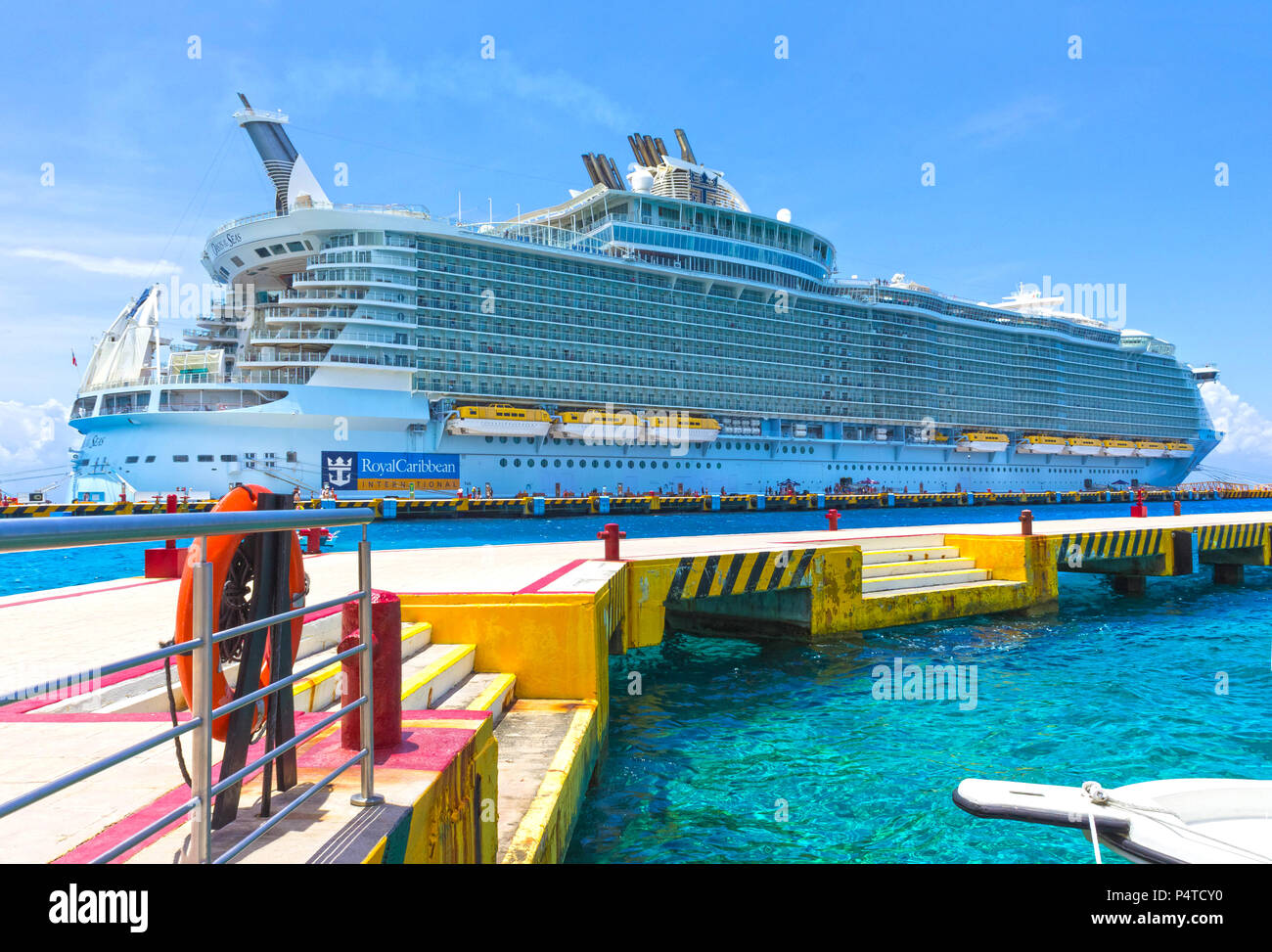 Cozumel, Mexique - Le 04 mai 2018 : Royal Carribean Cruise ship Oasis de la mer amarré au port de Cozumel au cours d'une des croisières des Caraïbes de l'Ouest Banque D'Images