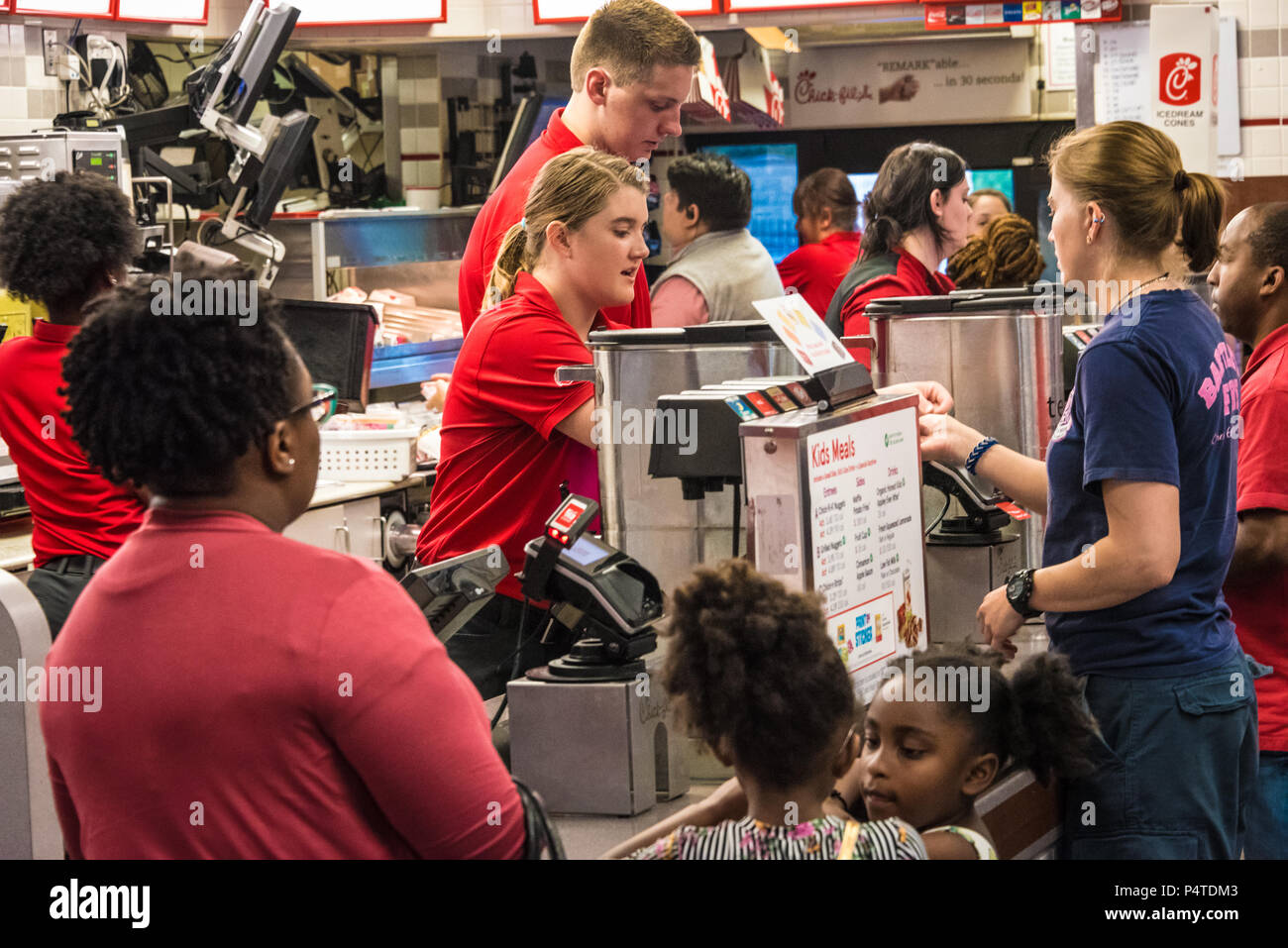 Les clients qui commandent la nourriture à occupé le Poussin-fil-Un restaurant à Olive Branch, Mississippi. (USA) Banque D'Images