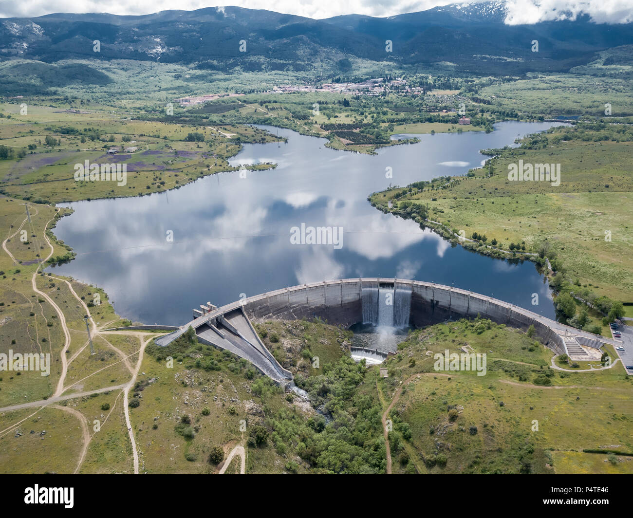 Vue aérienne du barrage sur la rivière de Eresma, Segovia (Espagne). Réservoir de ponton Banque D'Images