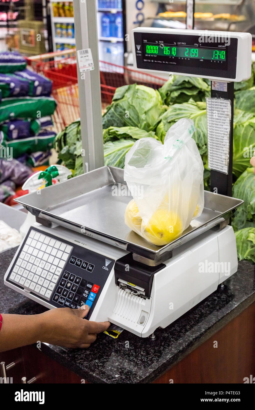 Pretoria, Afrique du Sud, le 29 mai 2018 : - l'échelle de pesage en supermarché avec citrons être pesé. Banque D'Images
