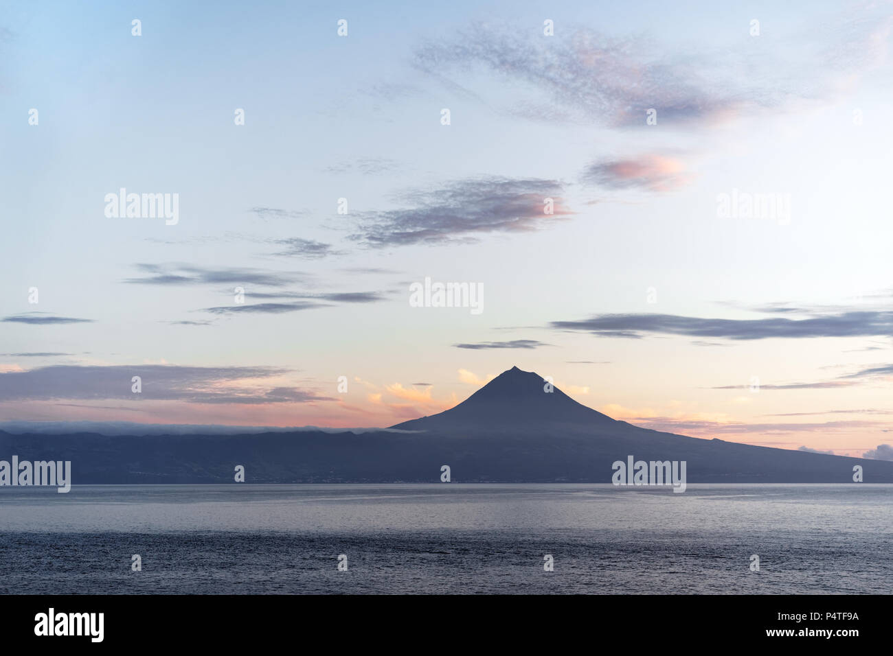 Vue depuis l'île des Açores l'île de Sao Jorge Pico avec le volcan 'Ponta do Pico', la plus haute montagne du Portugal, dans la lumière du soir avec Banque D'Images