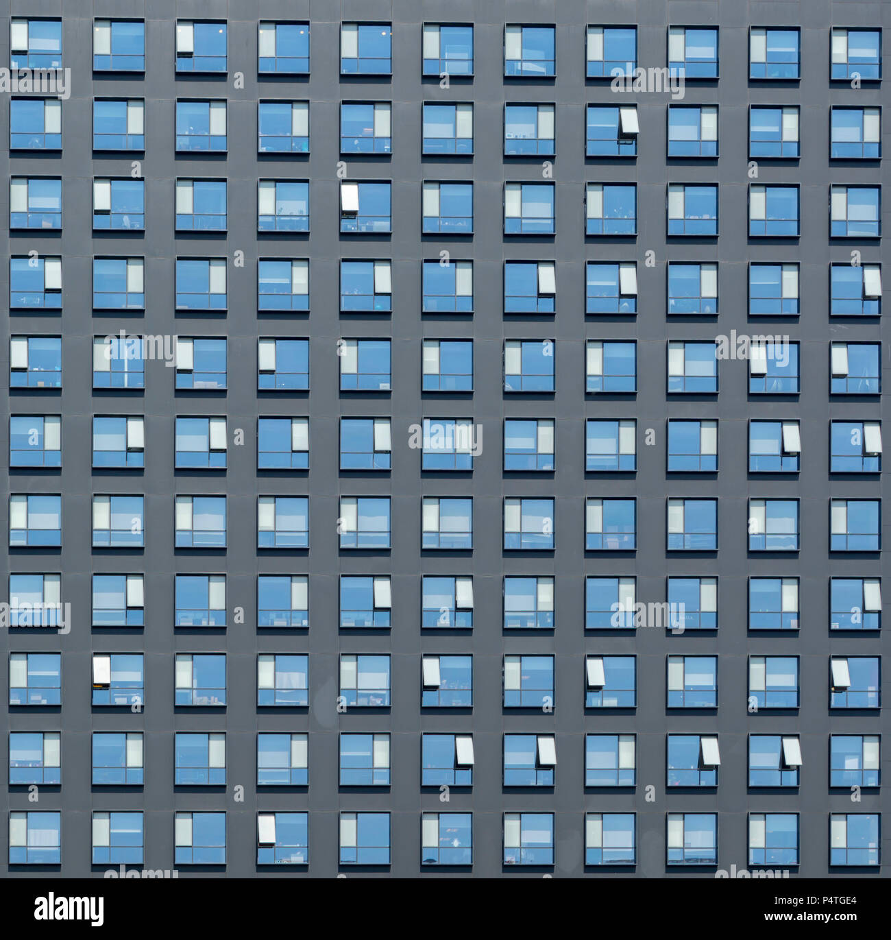 Façade d'un bâtiment contemporain moderne, bâtiment de bureaux, bâtiment en arrière-plan d'affaires d'acier et de verre sur un fond de ciel bleu Banque D'Images