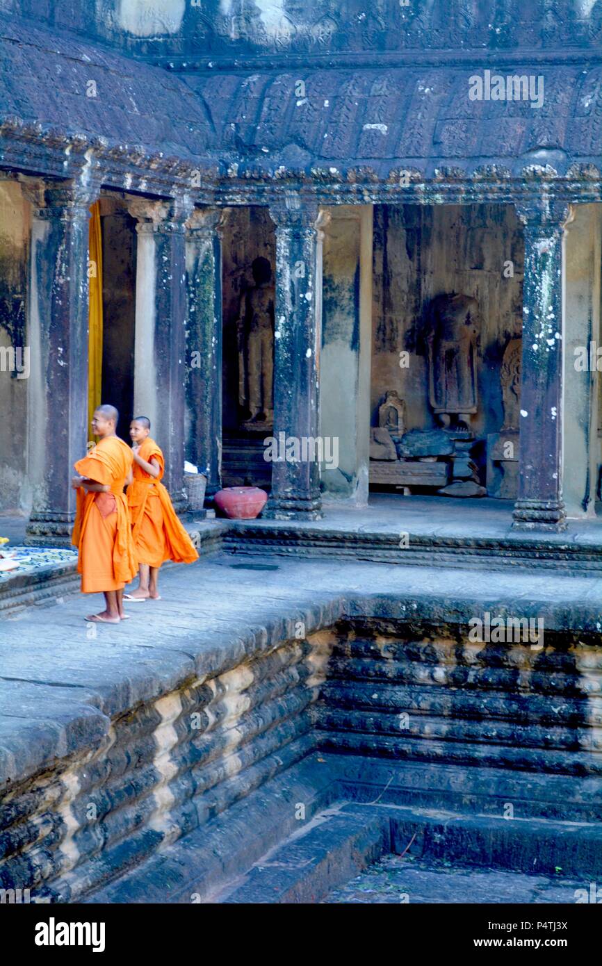 Les moines bouddhistes en robe orange à Angkor Wat, au Cambodge Banque D'Images