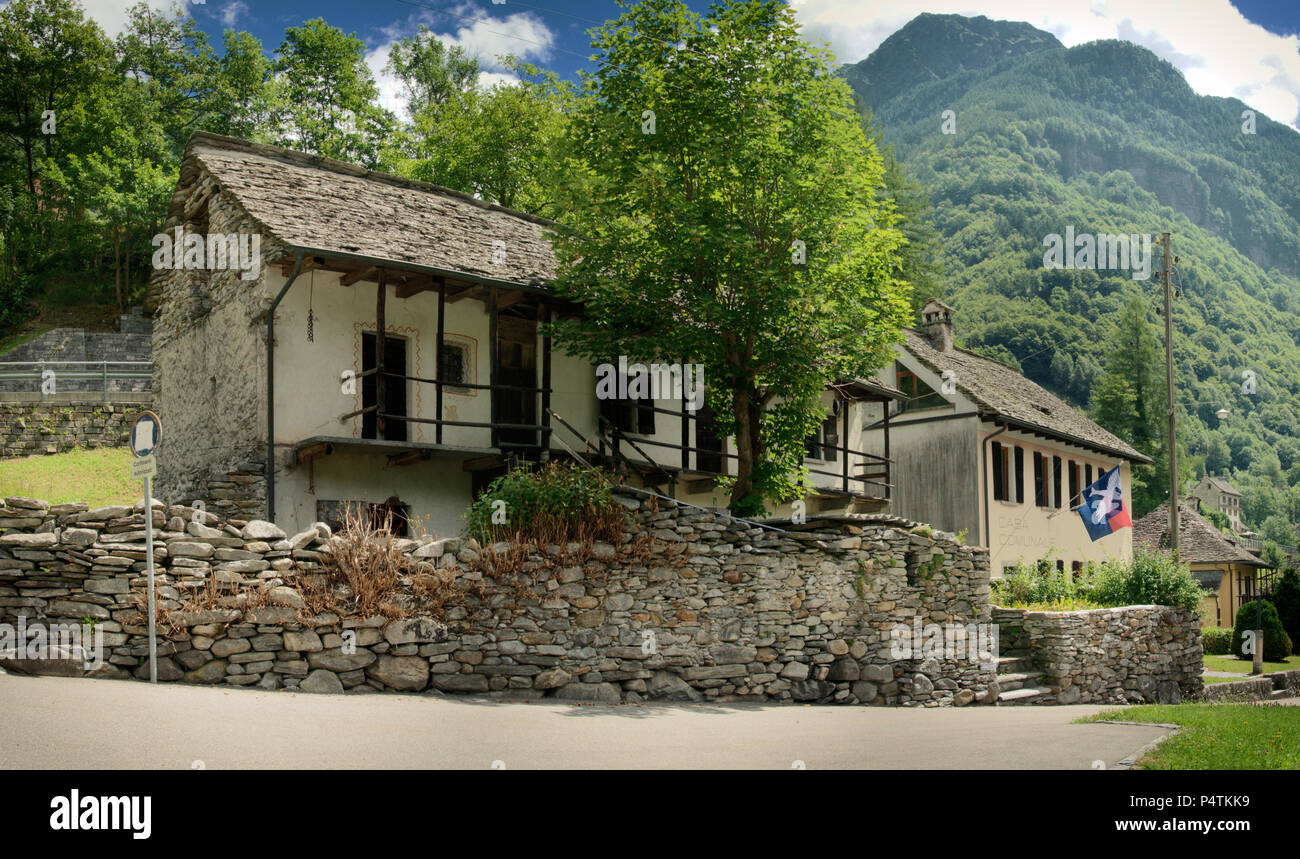 Scène de village dans la Valle versasca, Locarno, Tessin (Suisse Italienne) Banque D'Images