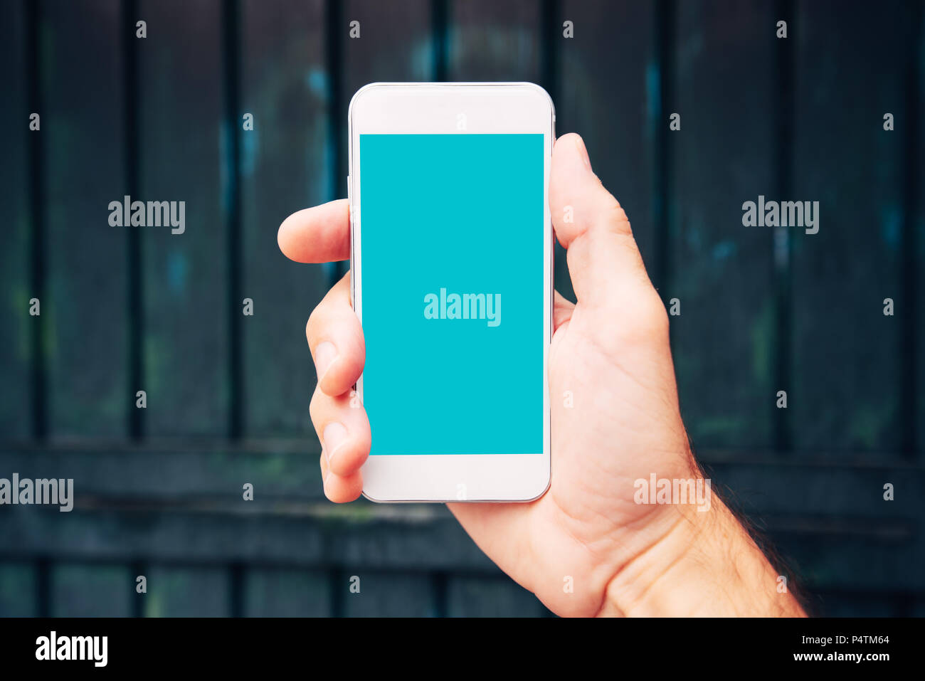 La main avec la maquette du smartphone copie espace, l'homme à l'aide de téléphone mobile contemporain moderne dans la rue en milieu urbain Banque D'Images