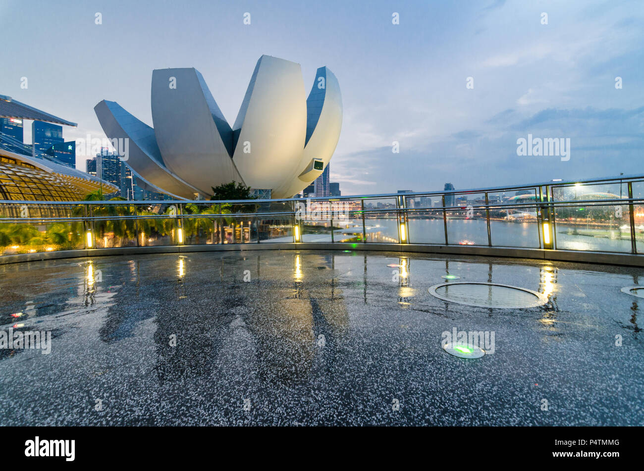 Belle heure bleue avec Singapore Art Science Museum vu de Helix Bridge. L'architecture est dit être une forme rappelant une fleur de lotus. Banque D'Images