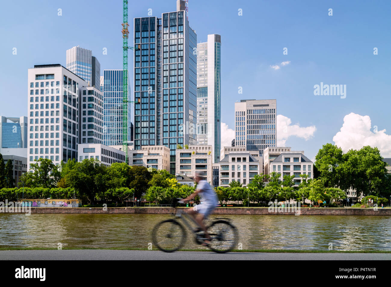 Les cyclistes descendre le long des rives de la rivière Main avec Frankfurt City dans l'arrière-plan Banque D'Images