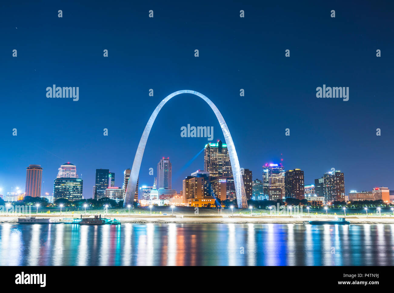 St. Louis gratte-ciel dans la nuit avec un reflet dans la rivière, st. Louis, Missouri, USA. Banque D'Images