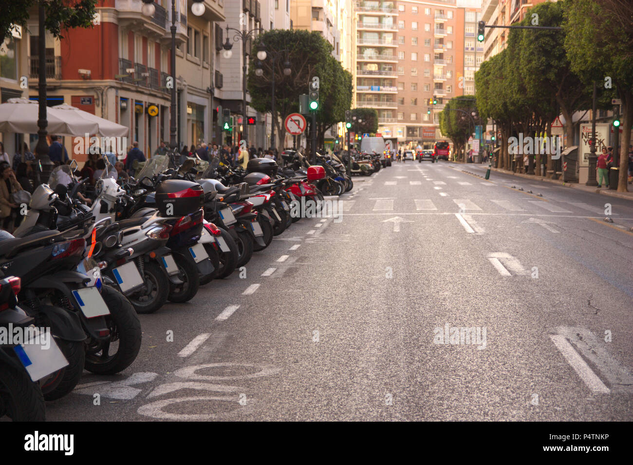 Vue d'une rue d'une grande ville Banque D'Images