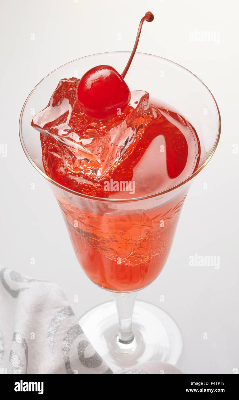 Sur fond de cocktail Shirley Temple Banque D'Images