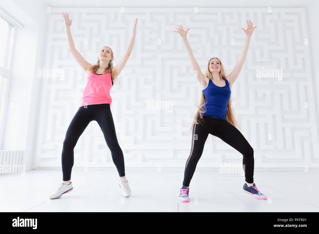 Deux professionnels des jeunes femmes faisant un intervalle d'entraînement de la danse de remise en forme Banque D'Images