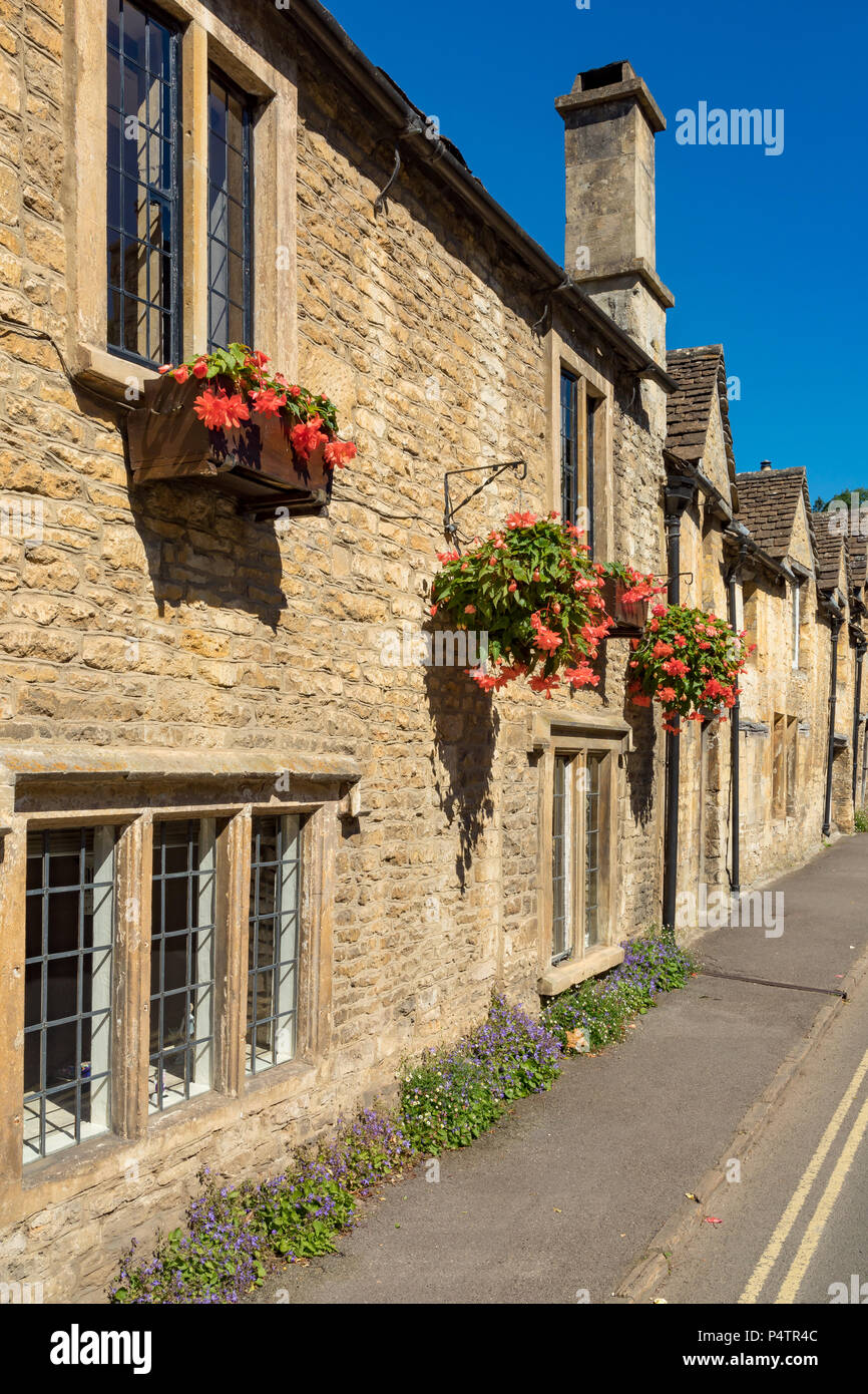 Castle Combe Wiltshire, Angleterre 22 juin 2018 scène pittoresque village de chalets dans la rue Banque D'Images