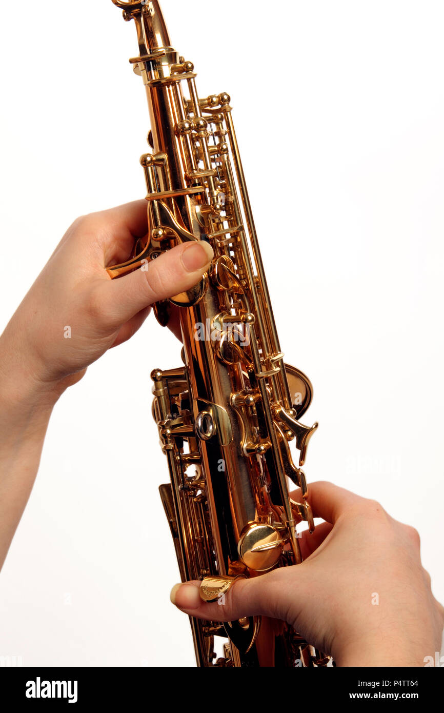 Position de la main sur l'arrière d'un saxophone soprano. Touche Haut-parleur, overblow ou clé d'octave Banque D'Images