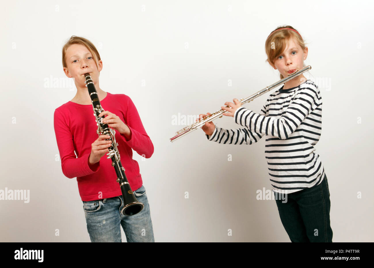 Deux jeunes filles, jouant sur un duo flûte et clarinette Photo Stock -  Alamy