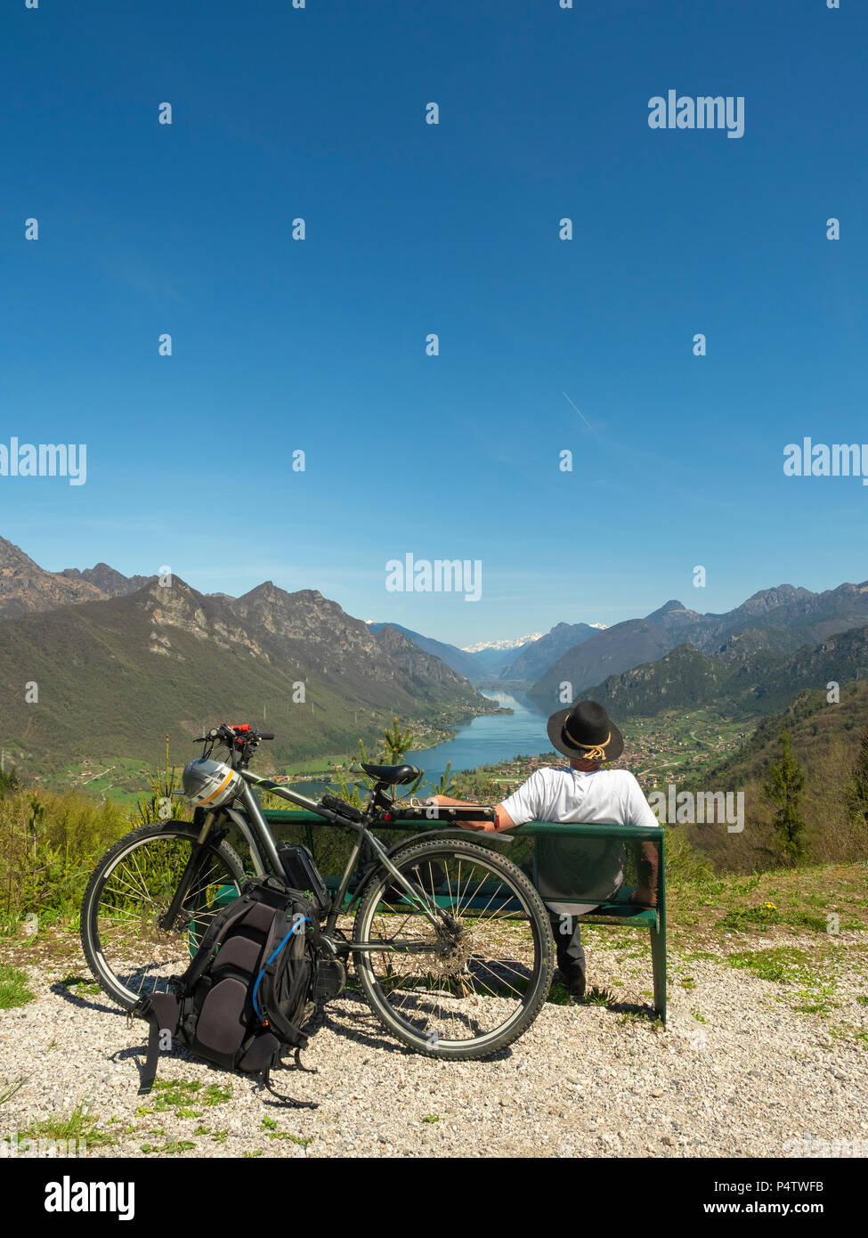 L'Italie, Lombardie, premier randonneur à la recherche sur le lac d'Idro, Alpes, Parco Naturale Adamello Brenta Adamello Banque D'Images