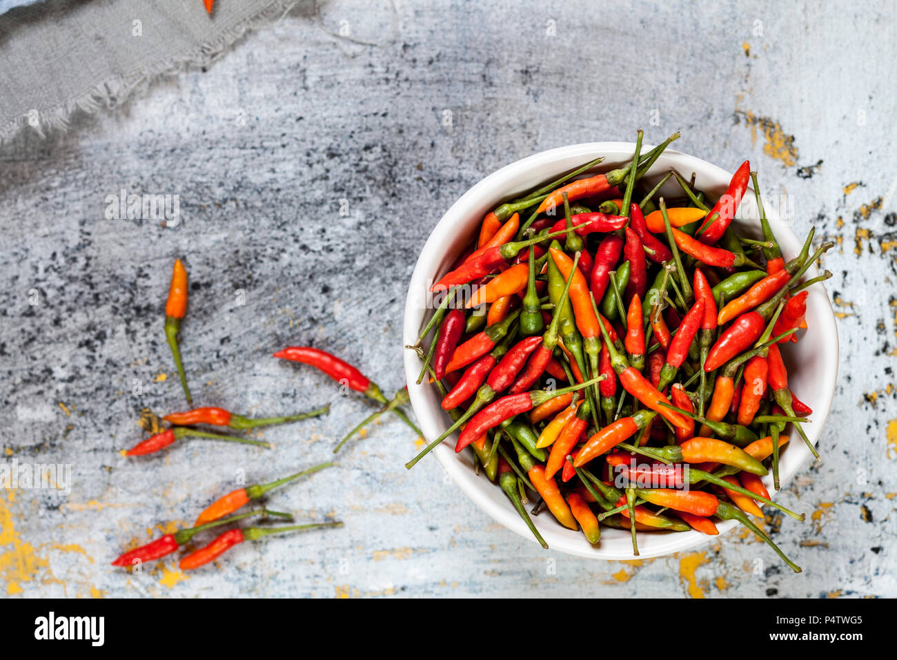 Un bol avec des piments, Capsicum annuum Banque D'Images