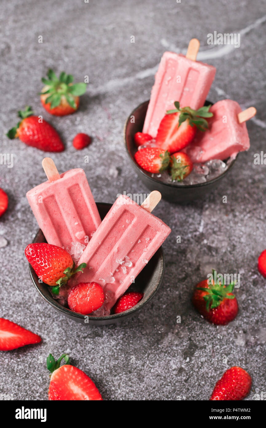 Des sucettes glacées aux fraises dans des bols Banque D'Images
