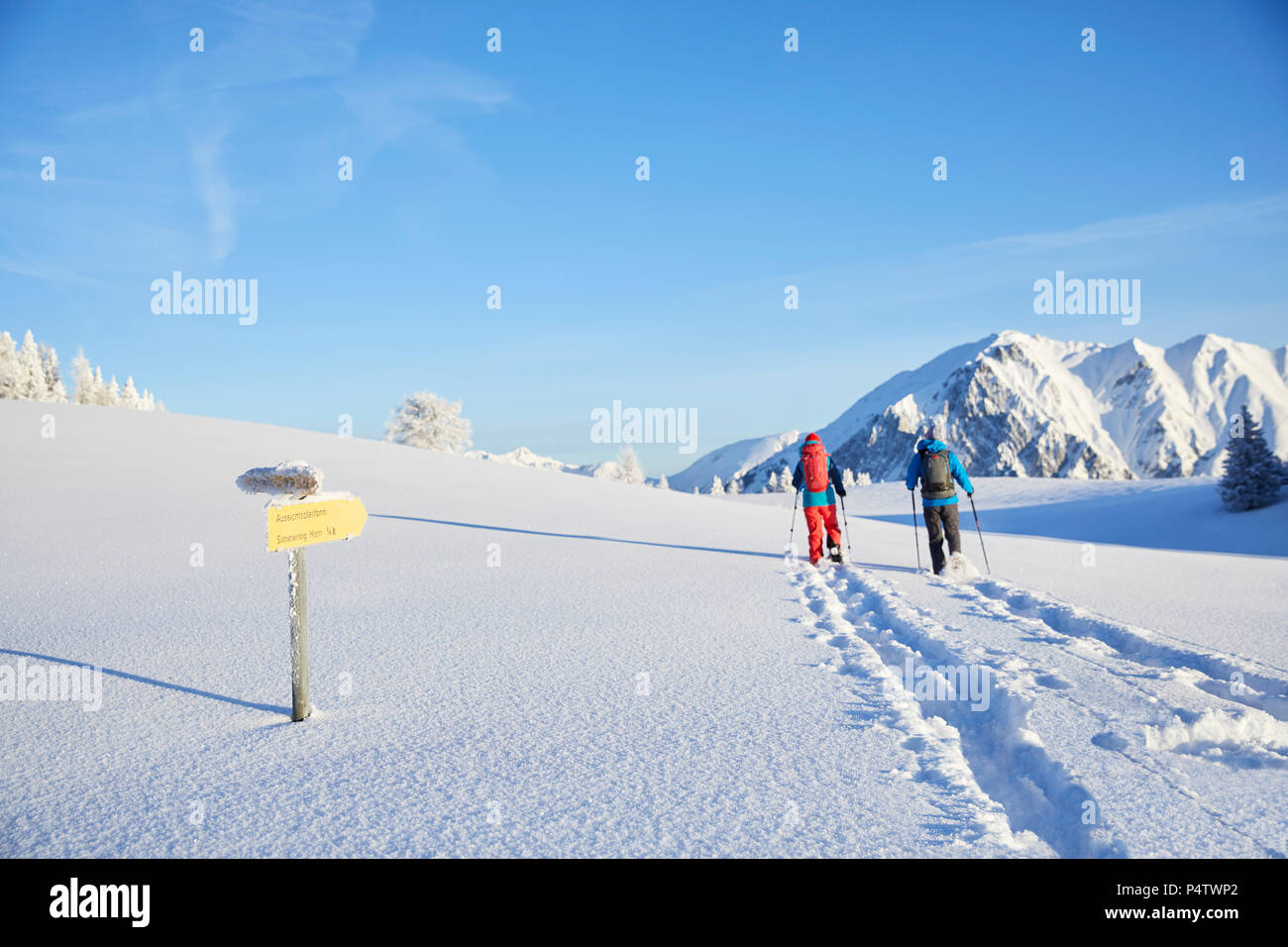 Autriche, Tyrol, couple snowshoeing Banque D'Images