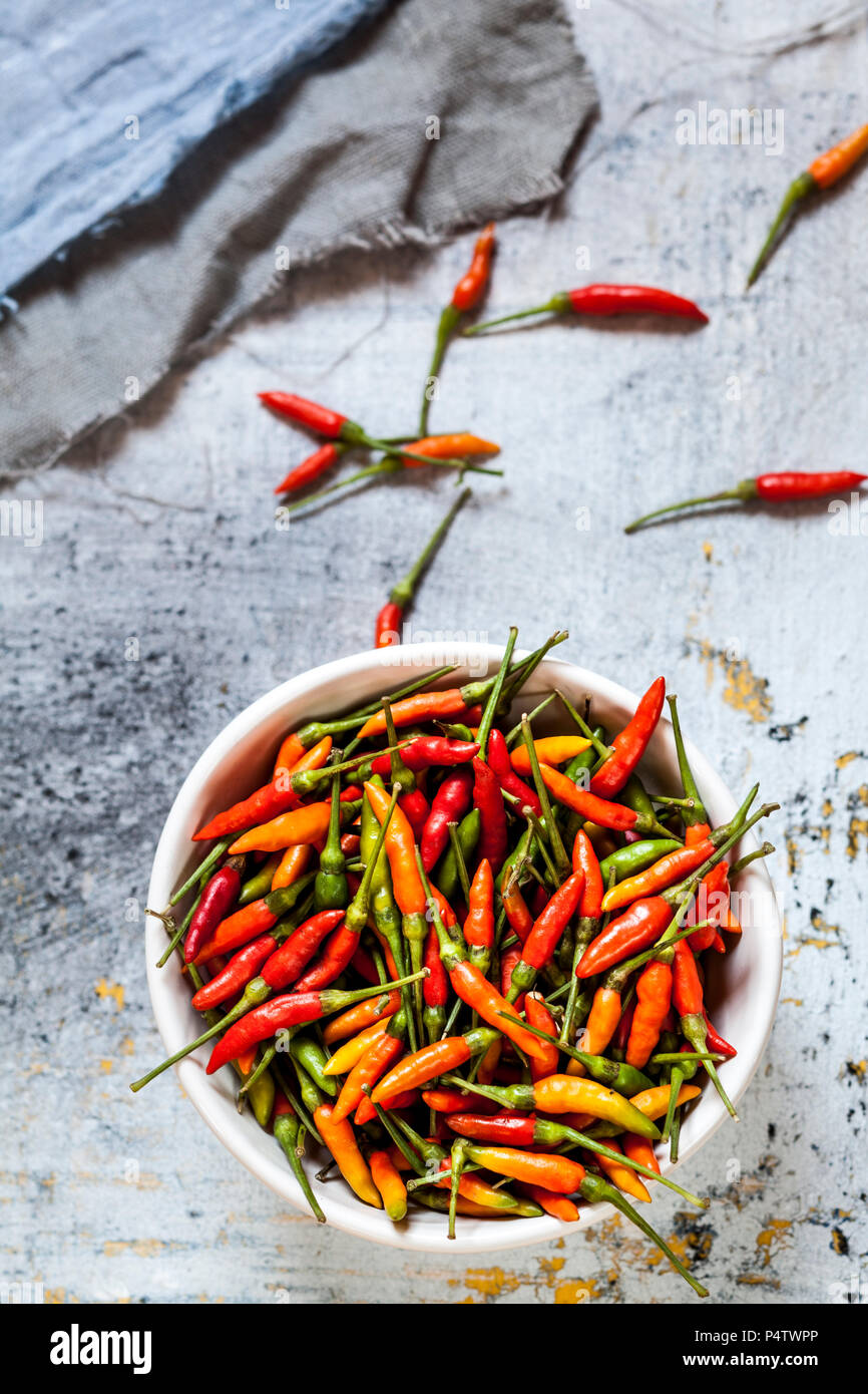 Un bol avec des piments, Capsicum annuum Banque D'Images