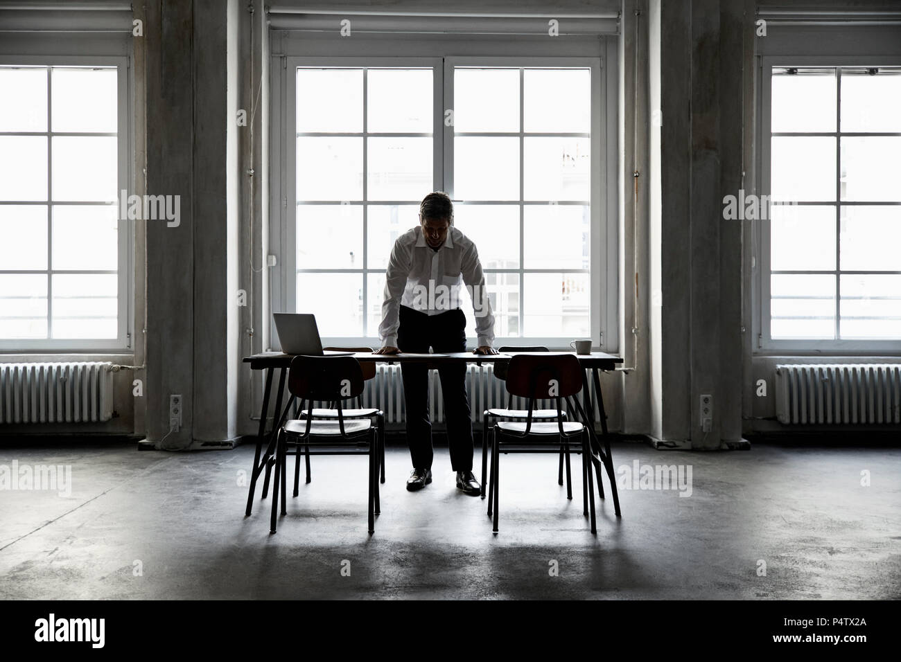 Silhouette of man in loft Banque D'Images